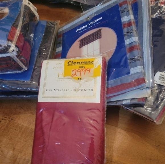 New Hotel Fine Linens red pillowcase 600 tc standard - Picture 2 of 5